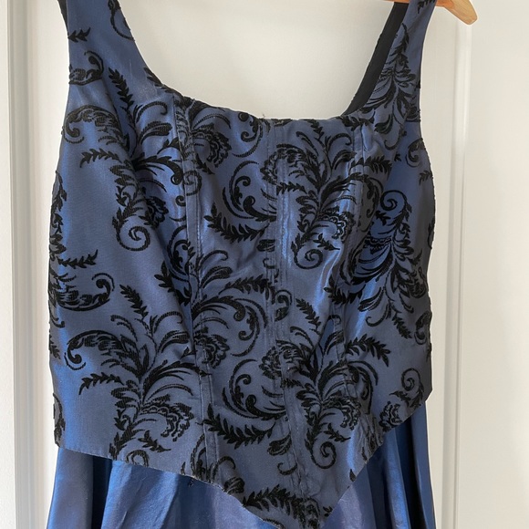 Midnight blue sleeveless party gown - Picture 2 of 4
